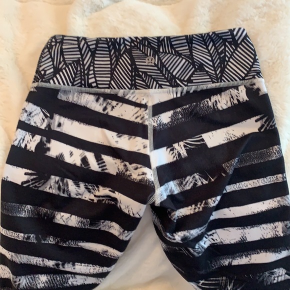 Lululemon crop yoga*** - Picture 3 of 7